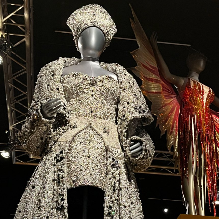 MET-Gala-look-Rihanna